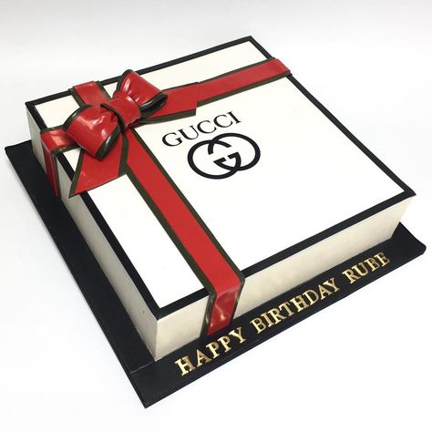 Gucci gift box cake! #deliciousarts #gucci #giftbox #boxcake #birthday #birthdaycake #losangeles #beverlyhills Gucci Birthday Cake, Birthday Cupcakes For Women, Gucci Party, Gucci Cake, Allroad Audi, Gucci Gift, Gift Box Cakes, Happy Birthday Cards Printable, Luxury Cake