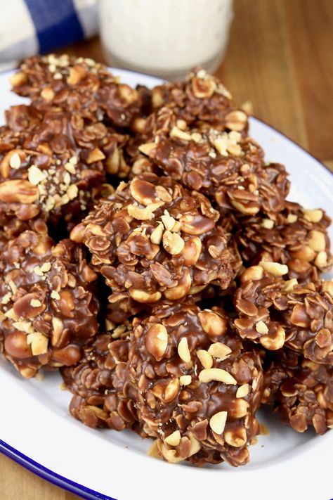 No Bake Cookies are the classic that we all grew up with. One of the easiest desserts that you can make without ever turning on the oven! Make them extra crunchy with chopped peanuts! No Bake Cookies Easy, Cookies Easy Recipe, Easiest Desserts, Best No Bake Cookies, Chocolate Chip Walnut Cookies, Classic Peanut Butter Cookies, Cookies Bars, Cookies Easy, Baking Recipes Cookies