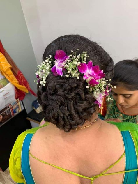 Hairstyle For Aunties, Hairstyle Indian, Flower Backdrops, Bridal Hair Decorations, Bridal Hairstyle Indian Wedding, Hair Style On Saree, Hair Style Vedio, Floral Accessories Hair, Bridal Hairstyle