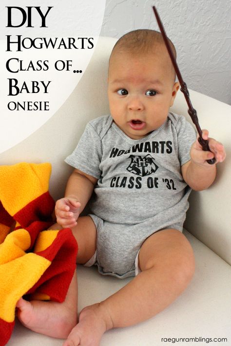 Fun Harry Potter inspired onesie. Class of '32 at Rae Gun Ramblings Harry Potter Onsies, Harry Potter Nursery Decor, Harry Potter Onesie Svg, Harry Potter Baby Closet Dividers, Harry Potter Baby Nursery, Harry Potter Baby Clothes Newborn, Harry Potter Onesie, Hogwarts Classes, Diy Harry Potter Crafts