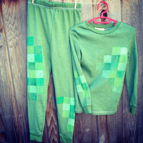 DIY Minecraft Creeper costume, just add cardboard mask. Diy Creeper Costume, Minecraft Fancy Dress, Minecraft Creeper Costume, Minecraft Halloween Ideas, Minecraft Halloween Costume, Creeper Costume, Minecraft Halloween, Fancy Dress Costumes Kids, Minecraft Costumes