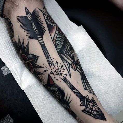 30 Broken Arrow Tattoo Designs For Men - Sharp Ink Ideas Mens Arrow Tattoo, Berg Tattoo, Meaning Of Arrow Tattoo, Tattoo Arrow, Targaryen Tattoo, Arrow Tattoo Design, Neotraditional Tattoo, Native Tattoos, Art Flash