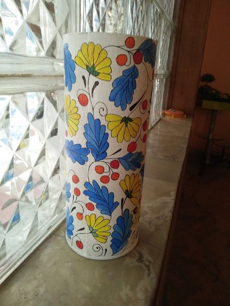 Diy using pringles can Pringles Can Painting Ideas, Pringles Can Crafts, Pringles Can Ideas, Mould Art, Flower Vase Painting, Vase Painting, Pringles Can, Couple Drawing, Painted Clay Pots