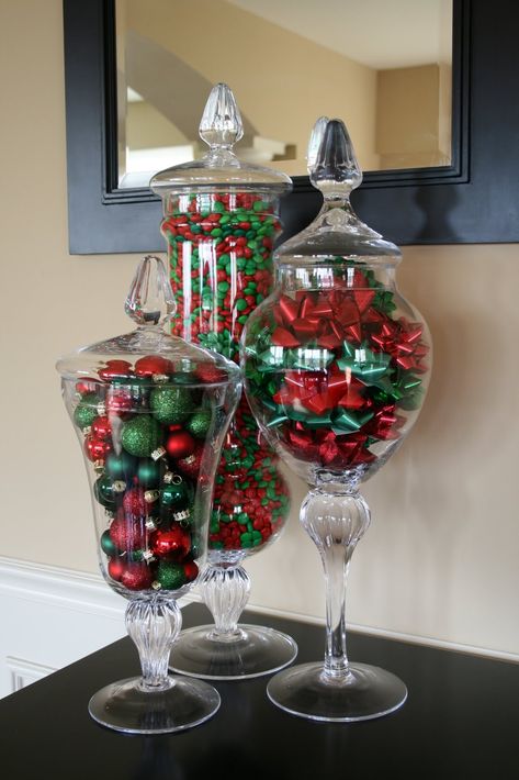 Utiliza frascos de boticario como centros de mesa con lazos y dulces de navidad. Christmas Apothecary Jars, Apothecary Jar Ideas, Inexpensive Decor, Primitive Christmas, Noel Christmas, Apothecary Jars, 10 22, Christmas Centerpieces, Christmas Deco