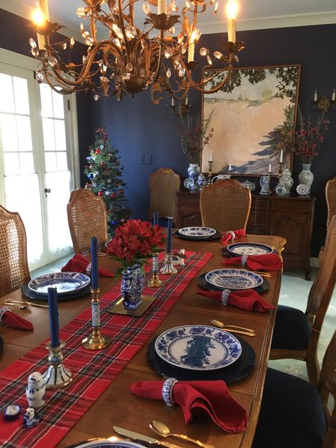 Red Plaid and blue and white Christmas Christmas Table Decorations Ideas, Christmas Dinner Table Settings, Christmas Table Decorations Diy, Table Decorations Ideas, Blue Christmas Decor, Red Christmas Decor, Christmas Dining Table, Christmas Dining Room, Christmas Planters