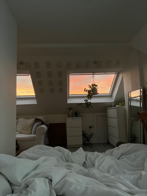 Small Bedroom With Skylight, Split Room Aesthetic, Cozy Attic Bedroom Ideas, Tilted Roof Bedroom, Under The Roof Room, Simple Attic Bedroom Ideas, Big Attic Bedroom Ideas, Cozy Attic Bedroom Slanted Walls, Loft Room Aesthetic