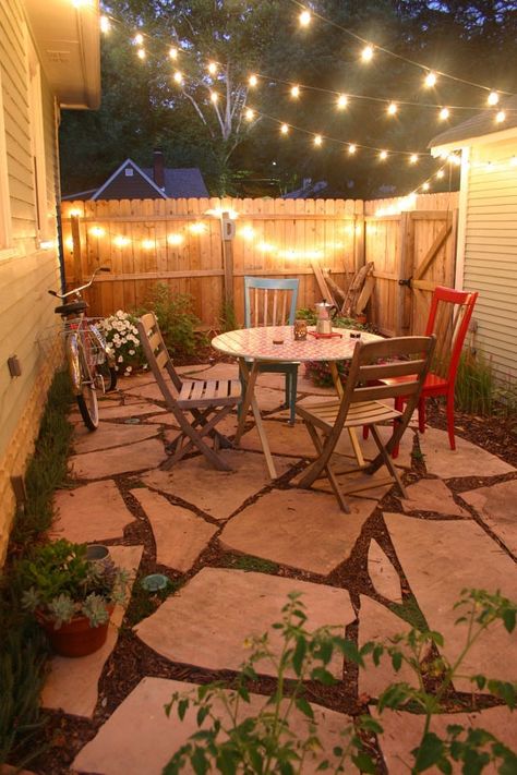 Simple, Yet Stylish 4th of July Party Decor Ideas Patio Chico, Shed Landscaping, Backyard Ideas For Small Yards, Easy Backyard, Desain Lanskap, Budget Patio, Outdoor Diy Projects, Beautiful Backyards, Budget Backyard