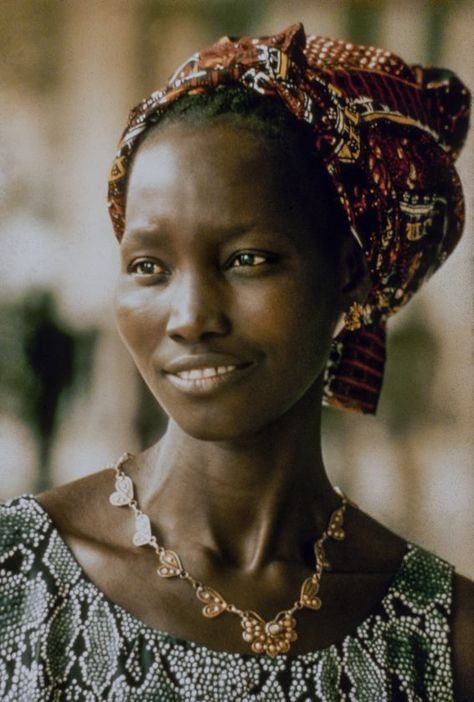 Senegal Women, African Photography, African American Artwork, Dakar Senegal, Portrait Of Woman, Movie Ideas, African Styles, African Inspired