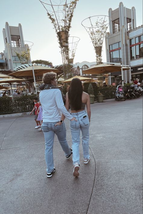 Pose For Couple, Couple Pic Ideas, Couple Inspiration, Couple Hands, Couple Pic, Jean Pockets, Disney Couples, Cute Relationship Goals, Couple Shoot