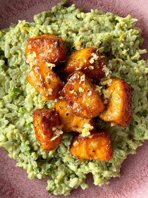 Lemon Pepper Salmon w/ Creamy Pesto Rice - The Daily Kale Rice With Lemon, Honey Buffalo Chicken, Ranch Coleslaw, Pesto Rice, Artie Shaw, Buffalo Chicken Tacos, Lemon Pepper Salmon, Pesto Salmon, Lemon Salmon