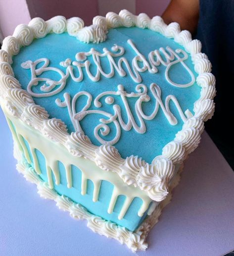 18th Birthday Cake Aquarius, Aquarius Cake Birthdays Aesthetic, Aquarius Cake Birthdays, Aquarius Birthday Cake, Pisces Birthday Cake, 23rd Birthday Cake, 20th Bday Cake, Heart Shaped Zodiac Cake, Heart Birthday Cake Aquarius