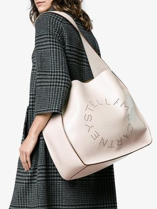 Stella McCartney Bolsa tote 'Stella' com logo Stella Logo, Logo Tote Bag, Stella Mc, Leather Totes, Stella Mccartney Bag, Hobo Bags, Handbag Patterns, Cheap Handbags, Bag Luxury