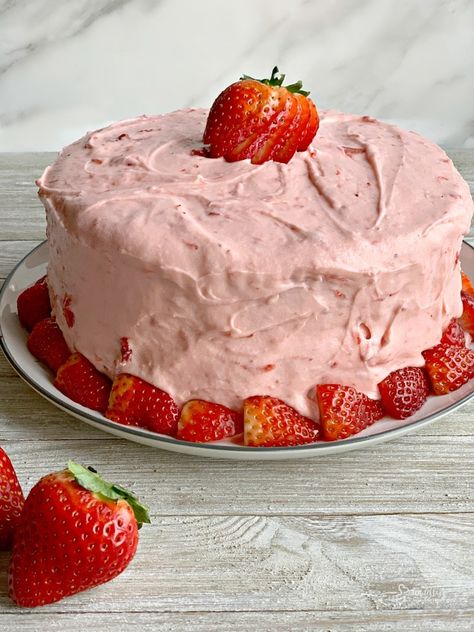 Strawberry Cake Homemade Strawberry Cake, Fresh Strawberry Cake, Nursing Cake, Strawberry Cake Mix, Strawberry Cake Recipes, Salty Cake, Strawberry Cakes, Strawberry Desserts, Cake Mix Recipes