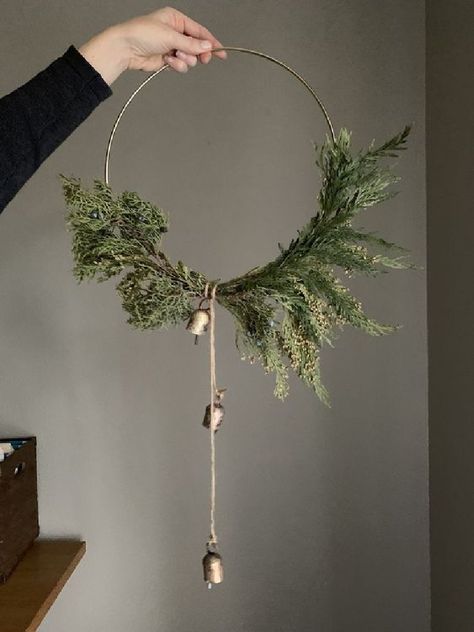 Modern Scandi hoop wreath for Christmas decor with a Swedish feel - natural greenery and sweet gold bells - Allisa Jacobs. Hoop Wreath Diy, Modern Christmas Wreath, Boho Christmas Decor, Christmas Wreaths Ideas, Eco Friendly Diy, Natural Christmas Decor, Xmas Theme, Diy Christmas Wreaths, Eco Friendly Christmas