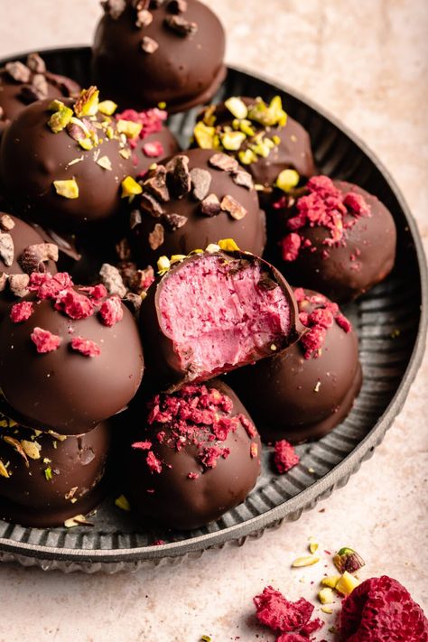 These raspberry dark chocolate truffles are super easy to make and are wonderfully vibrant. The raspberry white chocolate ganache centre is sweet and tangy which perfectly matches the crisp dark chocolate on the outside. These chocolate truffles make for the perfect Valentine's day gift or treat to enjoy after your meal. They store well too so you can make them ahead of time. | eatloveeats.com Raspberry Dark Chocolate, Raspberry Ganache, Dark Chocolate Truffles, Freeze Dried Raspberries, Molten Chocolate, Dried Raspberries, Valentines Day Desserts, Truffle Recipe, White Chocolate Raspberry