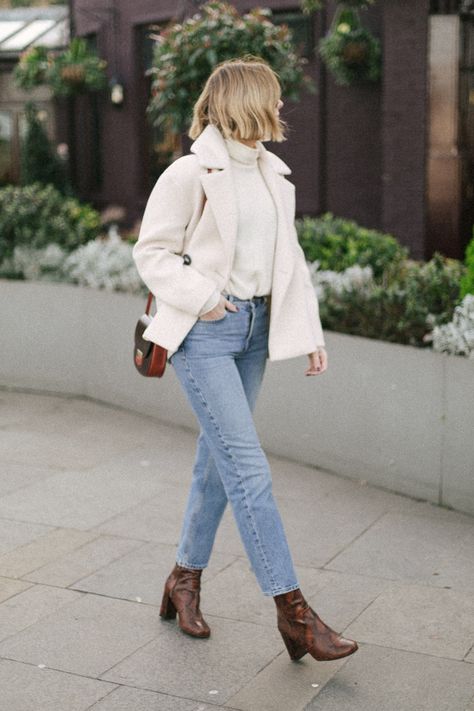 Celine Trotteur, Emma Hill, Look Jean, Snakeskin Boots, Types Of Jeans, Jeans Brown, Elegante Casual, Autumn Outfits, Looks Black