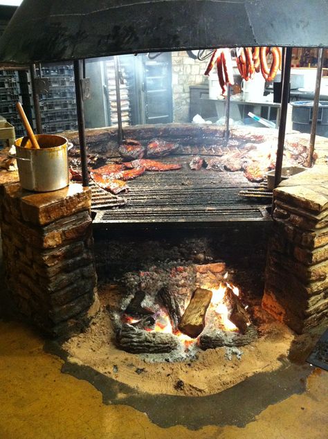 Ordentlig grill!! :))))))))))) Salt Lick Bbq, Backyard Bbq Pit, Pit Bbq, Brick Bbq, Salt Lick, Kitchen Design Diy, Fire Pit Furniture, Boho Patio, Outdoor Kitchen Appliances