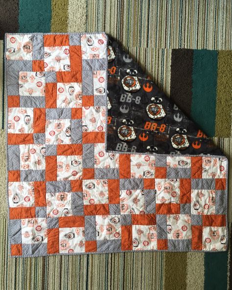 Star Wars BB-8 quilt Star Wars Quilt Pattern Ideas, Nerdy Quilts, Star Wars Baby Quilt, Darth Vader Quilt, Star Wars Ideas, Quilt Pattern Ideas, Star Wars Quilt, Quilt Star, Sports Quilts