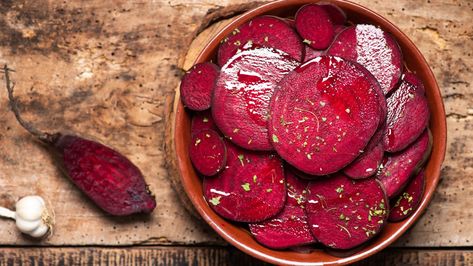 Roasted beets are tasty, but they can take a long time to make. Using your microwave and some parchment paper, you can cook equally delicious beets in minutes. How To Store Beets, Vegetarian Alternatives, Vegan Cookout, Baked Beetroot, Honey Balsamic Dressing, Veggie Kebabs, Beetroot Recipes, Fresh Beets, Honey Balsamic