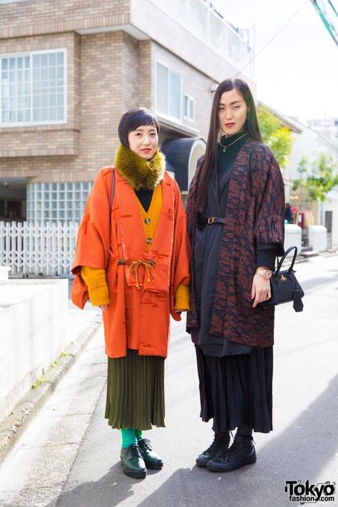 Harajuku Girls in Kimono Coats w/ Pleated Midi Skirts, Vivienne Westwood & Converse Kimono Vintage Japan, Vintage Kimono Outfit, Kimono Street Style, Unique Street Style, Pleated Midi Skirts, Black Pleated Midi Skirt, Modern Kimono, Kimono Outfit, Mode Kimono