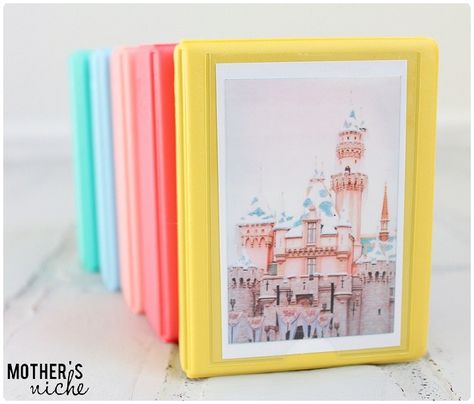 THE BEST way to do a DIY Disneyland autograph book Disney Autograph Ideas, Disneyland Character Dining, Diy Autograph Book, Disney Christmas Gifts, Disney Signatures, Disney Characters Signatures, Disney Autograph, Disney Trip Outfits, Autograph Book Disney