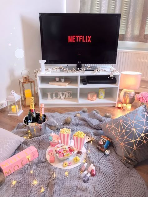 Movie Night Sleepover, Pyjamas Party, Movie Night Birthday Party, Pijama Party, Dream Dates, Movie Night Snacks, Romantic Date Night Ideas, Saving Private Ryan, Cute Date Ideas