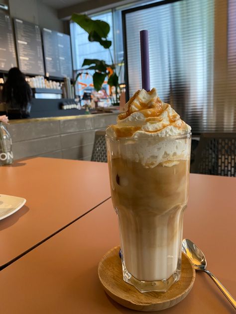 Iced Coffee Ice Cream, Iced Caramel Macchiato Aesthetic, Caramel Coffee Aesthetic, Caramel Macchiato Aesthetic, Ice Latte Recipe, Coffee Drinks Aesthetic, Iced Caramel Macchiato Starbucks, Iced Latte Aesthetic, Caramel Iced Latte