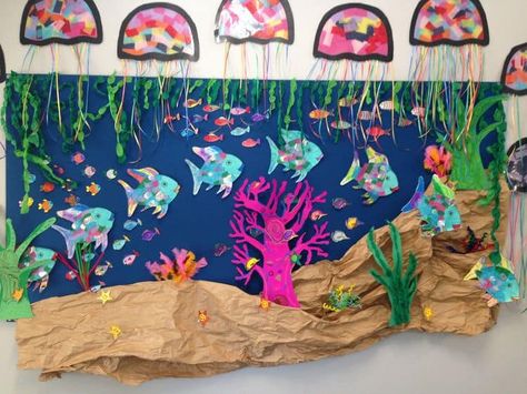 Underwater Display Classroom, Crepe Paper Art, Paper Art For Kids, Paper Crumpled, Ocean Art Projects, Pop Art Comic Girl, Under The Sea Decorations, Ocean Projects, Underwater Theme