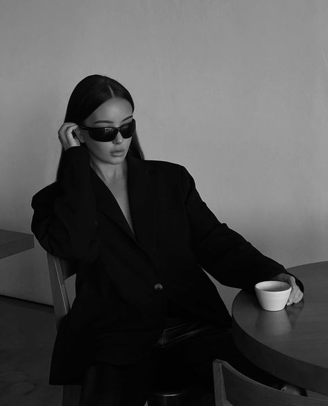 Rich Girl Aesthetic, Shotting Photo, Photographie Inspo, Dark Feminine Aesthetic, Instagram Feed Inspiration, Model Poses Photography, Classy Aesthetic, Feminine Aesthetic, Branding Photoshoot