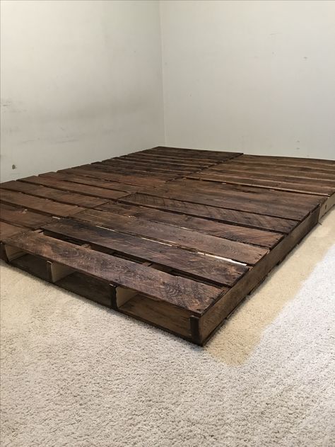 Queen Size Pallet Bed Frame Diy, Diy Pallet Bed Ideas, River Bedroom, Corner Bed Ideas, Pallet Platform, Homemade Bed Frame, Pallet Platform Bed, Homemade Beds, Pallet Bed Frame Diy