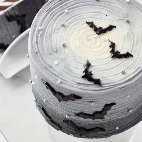 Scary Halloween Cakes, Bat Cake, Pasteles Halloween, Scary Cakes, Cakes Simple, Spooky Cake, Halloween Birthday Cakes, Halloween Themed Food, Halloween Cake Decorating