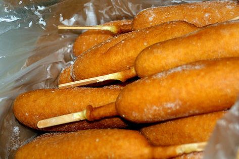 Corn dog - Saucisse panée sur un bâton Concession Stand Menu, Concession Stand Food, Homemade Corndogs, Corndog Recipe, Sausage Bread, Snack Shack, Lunch Items, Carnival Food, Concession Food