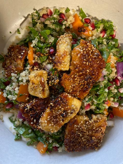 Healthy and delicious halloumi salad Honey Halloumi, Chicken And Halloumi, Halloumi Salad, Honey Sesame, Kung Pao Chicken, Chicken Salad, Yummy Dinners, Super Easy, Gluten Free