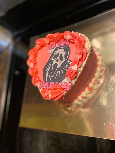 Ghost Face Cake, Ghostface Cake, Vanilla Cream Cake, Horror Themed Party, Scary Cakes, Birthday Things, Heart Cakes, Strawberry Filling, Ghost Face