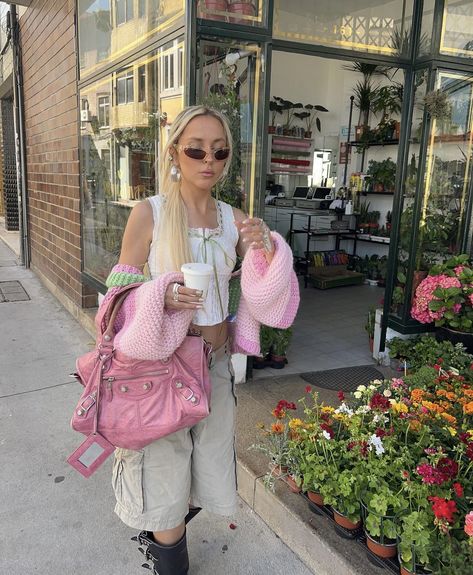 Balenciaga Purse Outfit, Balenciaga Bag Outfit, Pink Balenciaga Bag, Serving Cvnt, Balenciaga Purse, Pink Balenciaga, Bow Aesthetic, Purse Outfit, Stylish Lady