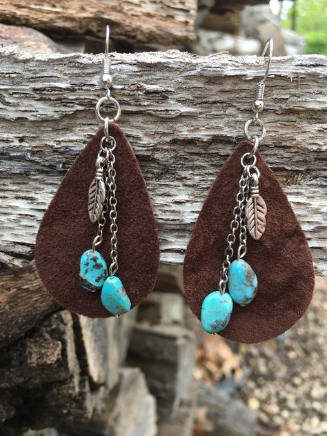 Brown Leather teardrop with 2 turquoise nuggets and metal feather dangles. Leather Jewellery Diy, Simple Bead Earrings Diy, Bead And Leather Earrings, Homemade Earrings Ideas Diy Jewelry, How To Make Leather Earrings, Diy Leather Fringe Earrings, Leather Earrings Ideas, Leather Earrings Diy, Simple Bead Earrings