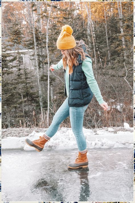 Looking for the perfect winter camping outfit ideas? Stay warm and stylish with these 10 essential looks! From cozy layers to insulated boots, we've got you covered for your next outdoor adventure. Don't let the cold weather stop you from exploring - embrace it with these trendy and functional outfits. Get ready to conquer the winter wilderness in style! Grey Beanie Outfit Winter Style, Maine Womens Fashion, Fall Beanie Outfits For Women, Winter Outfits With Hats Beanies, Alaskan Outfits Winter, Cute Beanie Outfits Winter Casual, Toboggan Outfit, Light Blue Beanie Outfit, Maine Outfits Winter