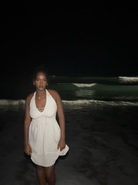 Late Night Beach Outfit, White Dress Makeup Look, Night Time Beach Pictures, Night Time Beach, Night Dinner Outfit, Beachy Chic, Outfit Dinner, Orlando Beach, Coastal Summer