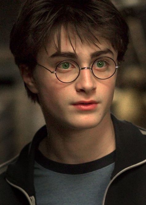 daniel radcliffe with green eyes Citate Harry Potter, Glume Harry Potter, Daniel Radcliffe Harry Potter, Tapeta Harry Potter, Buku Harry Potter, Harry Potter Icons, The Prisoner, Harry Potter Images, The Prisoner Of Azkaban