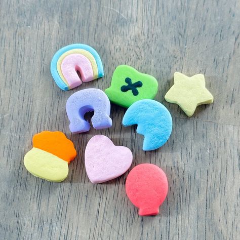 "They're magically delicious! Brighten up your St. Patricks Day tier tray with these mini handmade clay lucky charms marshmallows! Perfect for accenting with or adding a few sets into a bowl to make it look like a fake bowl of cereal! Each set of marshmallows comes with 8 and includes one of each shape: -star -pot of gold -balloon -heart -moon -horseshoe -rainbow -clover hat These measure approximately .6\"-1\" keep in mind that no 2 are alike when items are handmade. These marshmallows match th Cute Stuff To Make With Air Dry Clay, Mini Clay Charms, Bake Clay Crafts, Mini Clay Magnets, Clay Lucky Charms, Beginner Polymer Clay Projects, Clay Stuff To Make, Clay Crafts For Adults, Air Clay Crafts