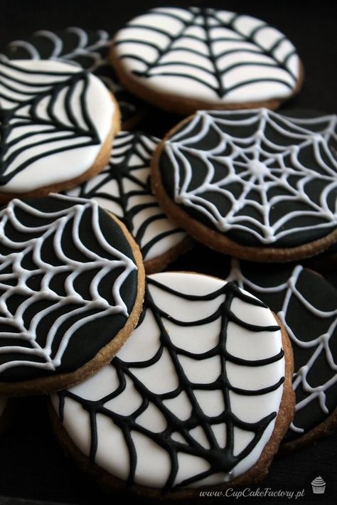 Spiderweb Cookies, Halloween Cookie Designs, Cookies For Halloween, Halloween Sugar Cookies Decorated, Halloween Deserts, Postres Halloween, Halloween Cookie Recipes, Dulces Halloween, Halloween Cookies Decorated