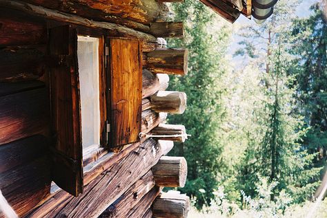 mountain house Wooden Hut, Cabin Chic, Cute Coffee Shop, Bohemian House, Getaway Cabins, Mountain Homes, Cabin Fever, Cabin Life, Woodworking Projects Plans