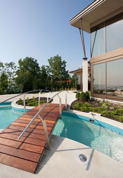 Contemporary pool with a cool wooden bridge [From: Christopher Simmonds Architect / Peter Fritz Photography] Beach Modern Living Room, Pool Bridge, Backyard Bridges, Bridge Ideas, River Pool, Lazy River Pool, Kleiner Pool Design, Moderne Pools, Pool Design Ideas