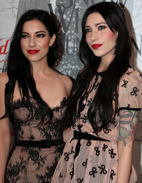 Love The Veronicas´s style Jessica Origliasso, Lisa Origliasso, Heavy Metal Movie, The Veronicas, Aaliyah Style, Women In Music, Hair Clothes, Twin Sisters, Taylor Swift Pictures