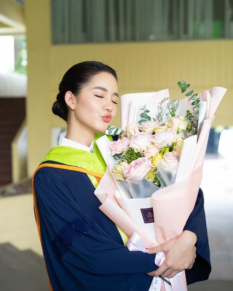 Bow Maylada, Graduation Pic Ideas, College Graduation Pictures Poses, Graduation Photography Poses, College Graduation Pictures, Graduation Poses, Graduation Picture Poses, Grad Photoshoot, Graduation Style