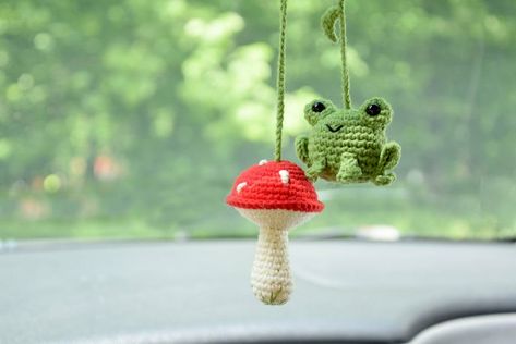 Car Rear View Mirror Decor, Frog With Mushroom, Spiegel Diy, Knitted Decor, Car Accessory Gifts, Frog Decor, Crochet Car, Frog Gifts, Rear View Mirror Decor