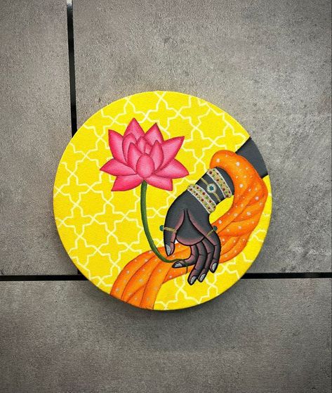 Pichwai Art On Wall, Madhubani Art Circle, Pichwai Art Paintings Krishna, Round Drawing Art, Pichwai Wall Art, Pichwai Rangoli, Pichwai Drawing, Pichwai Paintings Lotus, Round Painting Ideas