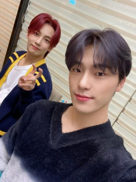 SEVENTEEN Japan Fancafe on Twitter: "[210313💌Love&Letter] 💎 The two of us #DINO To. CARAT ➢ Kasha (camera clicking sound in Japanese) with Brother Jeonghan!!ㅎㅎ This was when I dyed my hair, and wanted to keep it as a memory. Hope you have a lucky day today as well🥰 #SEVENTEEN #세븐틴 #디노 #정한… https://t.co/CEj1yN2F6r" Dino Seventeen, Mingyu Seventeen, Pledis 17, Lucky Day, Dye My Hair, Forever Family, Love Letter, The Two, My Hair