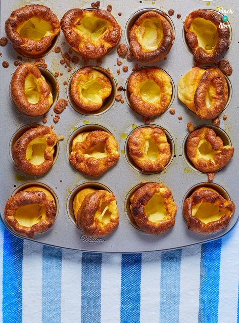 These slimming-friendly Mini Yorkshire Puddings really make a roast dinner - perfect if you're calorie counting or following a plan like Weight Watchers. Mini Yorkshire Pudding, Homemade Yorkshire Pudding, Yorkshire Pudding Recipes, Yorkshire Puddings, Pinch Of Nom, Low Calorie Cooking, Yorkshire Pudding, Roast Dinner, Oven Cooking