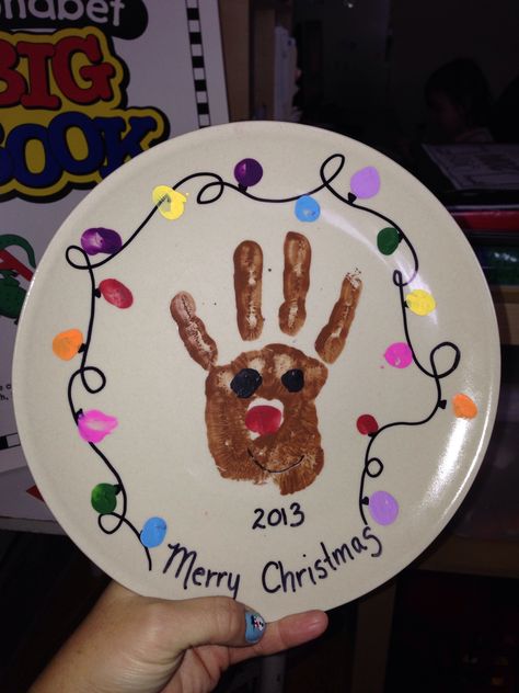 Reindeer handprint with Christmas lights on a plate. Great Christmas gift for parents. Footprint Crafts For Kids, Diy Christmas Plate, Handprint And Footprint Crafts, Christmas Handprint, Handprint Christmas, Footprint Crafts, Christmas Gifts For Parents, Christmas Traditions Family, Homemade Christmas Decorations